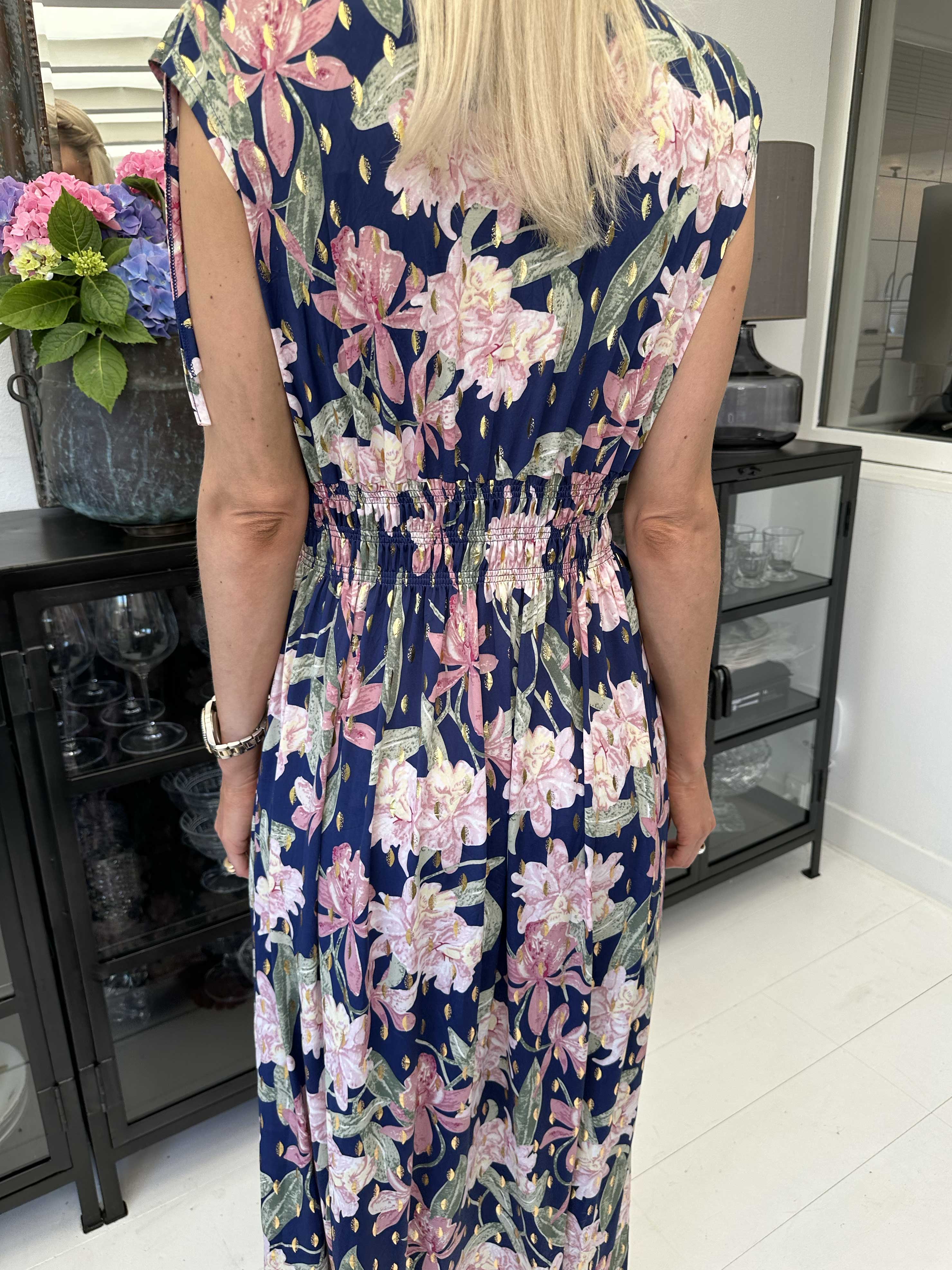 Pams Flower Sleeveless - Blommig långklänning i skrynkelfritt material